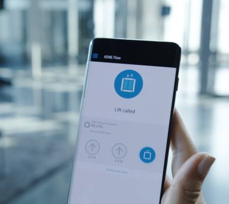 Desfrute de um fluxo de pessoas mais seguro e saudável com as soluções KONE Health and Well-being