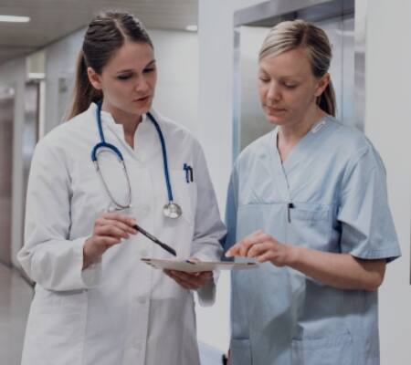 Elevadores inteligentes mantêm os hospitais em movimento 24/7