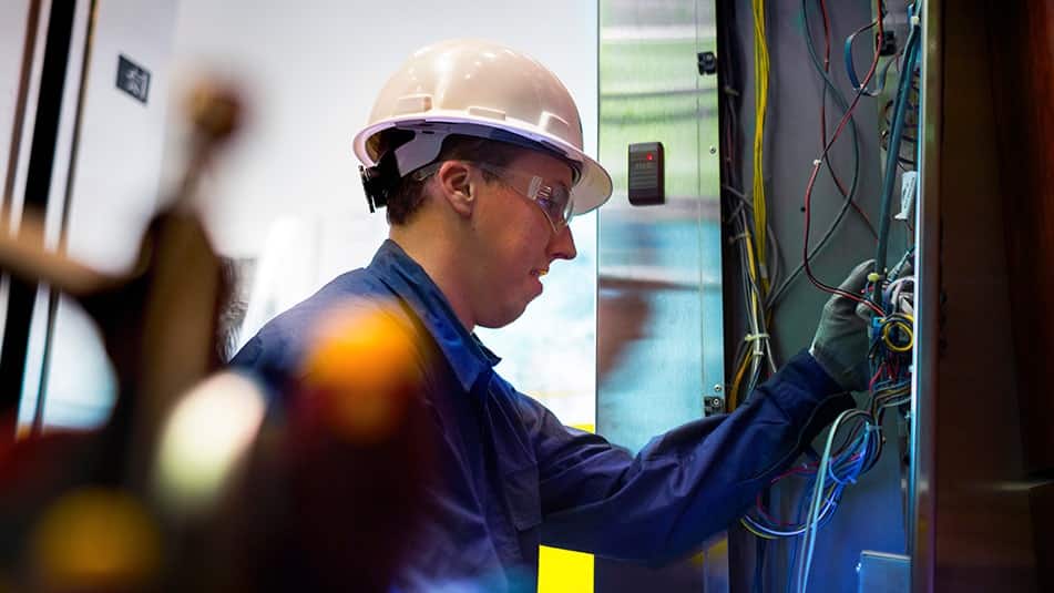 Previna avarias que exijam uma utilização intensiva de energia e mantenha o seu elevador a funcionar sem problemas, assegurando a sua manutenção e monitorização regulares, por exemplo, com os Serviços KONE Connected 24/7.